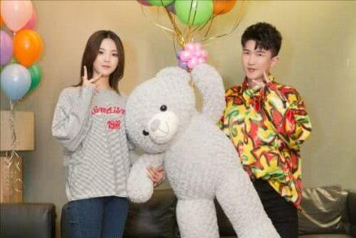 娱乐圈吃瓜背景板,揭秘幕后真相，吃瓜群众背后的故事