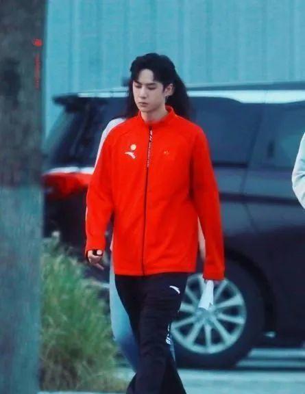 今日头条王一博吃瓜,娱乐圈风云再起，真相究竟如何？